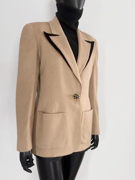 Veste Cachemire et bijoux