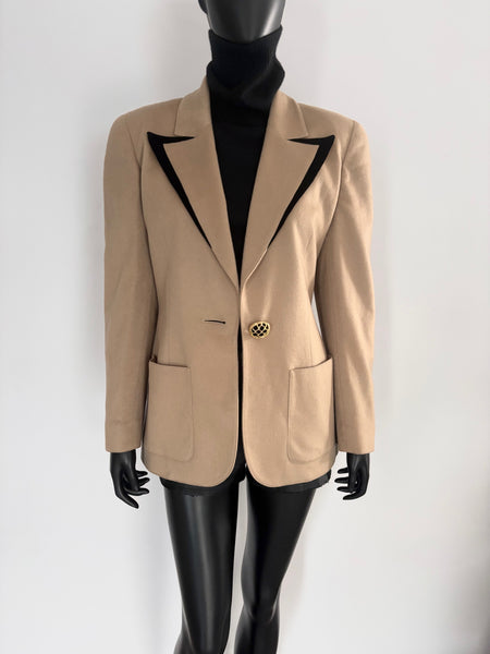 Veste Cachemire et bijoux