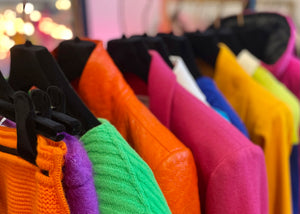 Color block : ensemble de vêtements vintage de mode et de luxe, de grandes marques de couturiers, de différents couleurs vives (orange, vert, rose, bleu, jaune, violet)