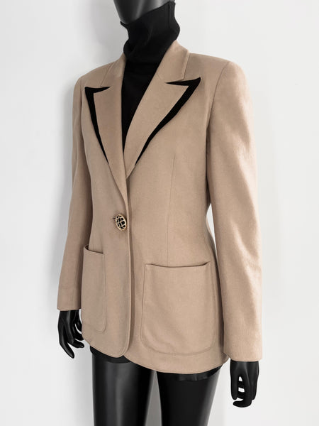 Veste Cachemire et bijoux