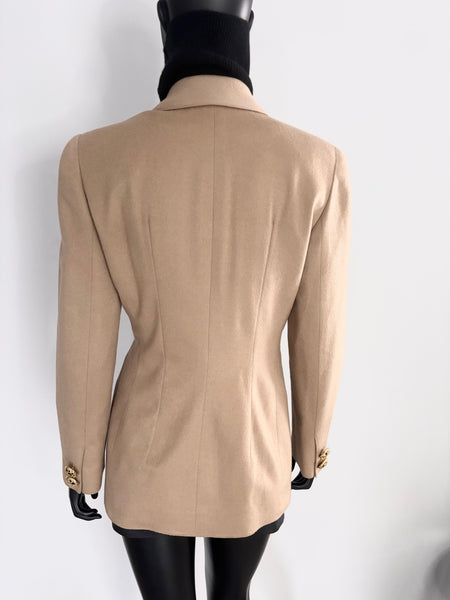 Veste Cachemire et bijoux