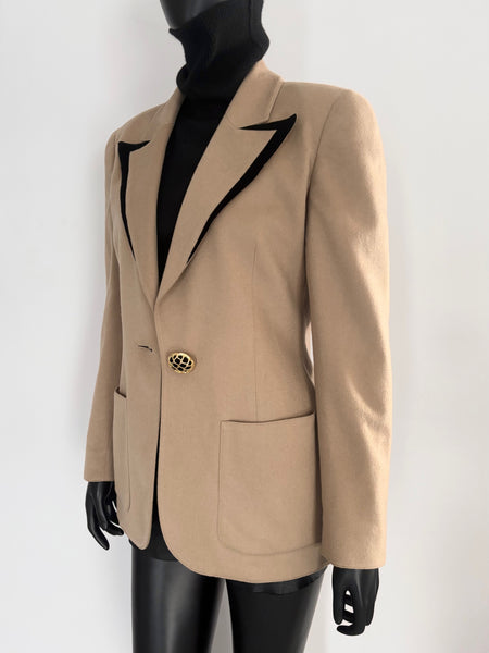 Veste Cachemire et bijoux