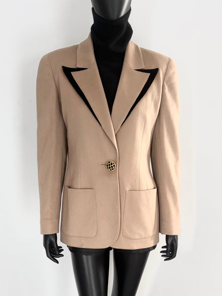 Veste Cachemire et bijoux