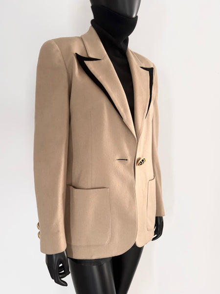 Veste Cachemire et bijoux