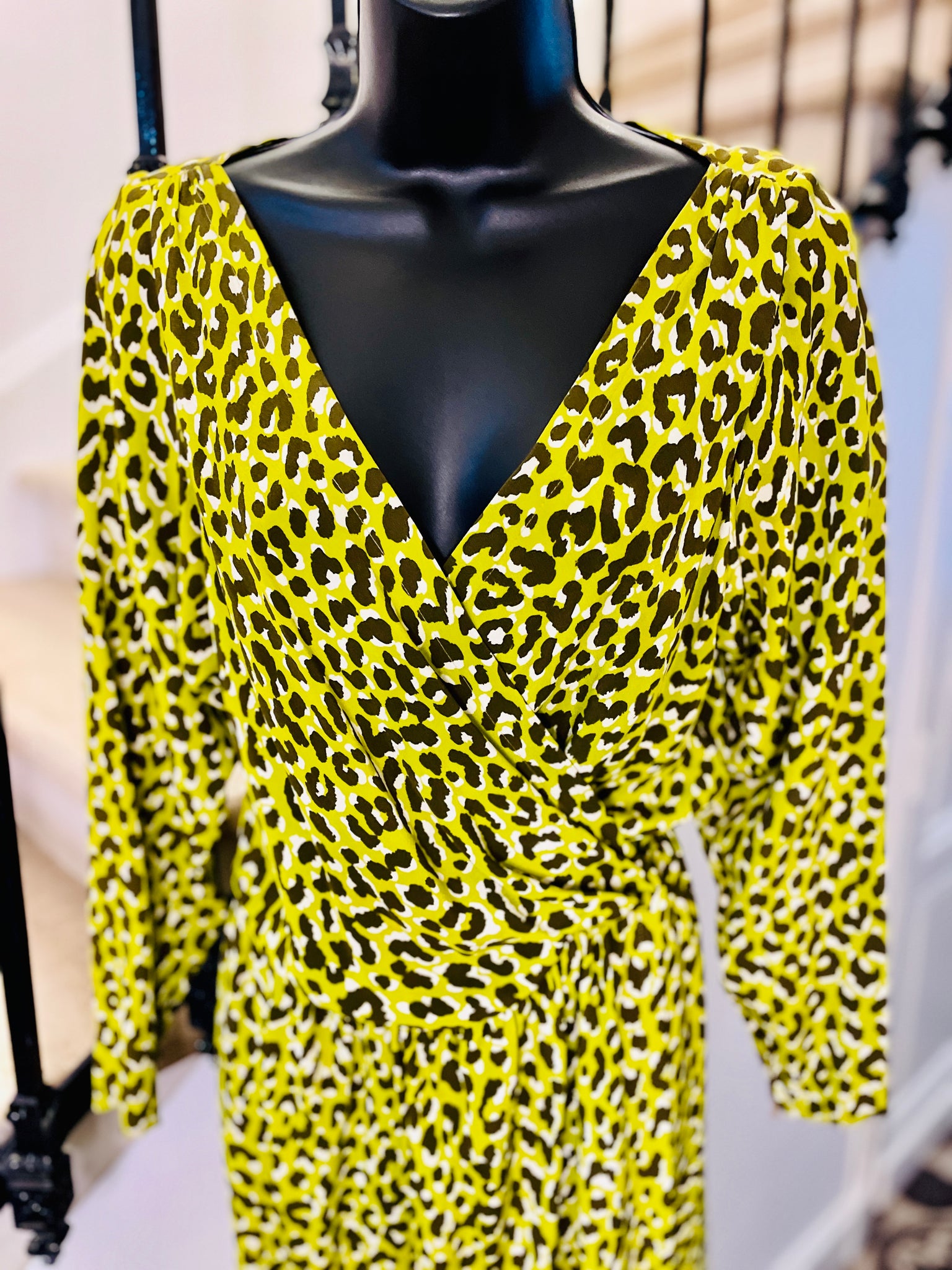 Robe portefeuille à l'imprimé léopard vert anis