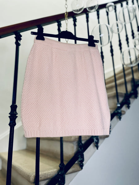 Short powder pink wool skirt