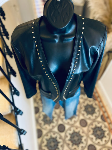Veste en cuir noir et clous dorés