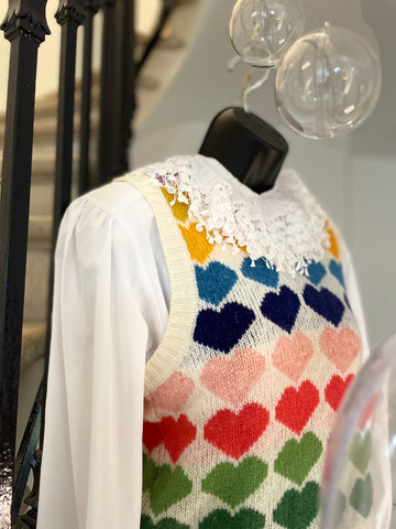 Sleeveless sweater with heart print
