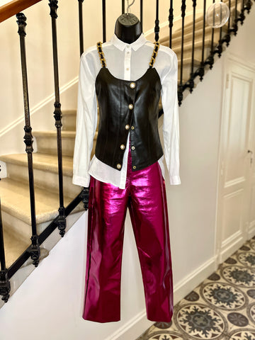 Top en cuir et chaînes dorées