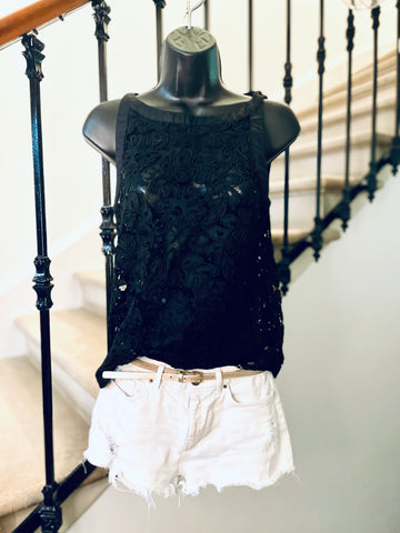 Top en résille et broderie